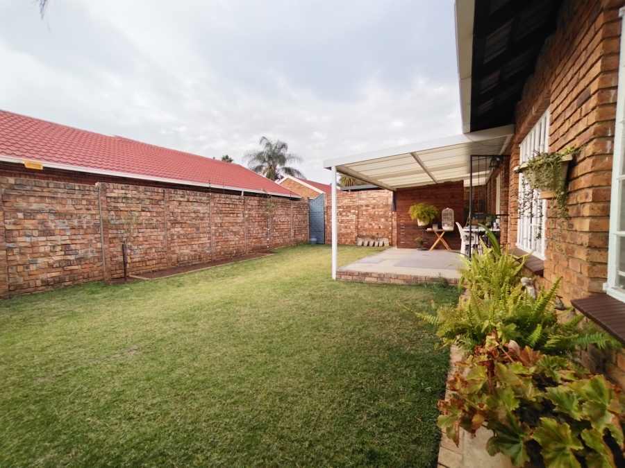2 Bedroom Property for Sale in Pierre Van Ryneveld Gauteng