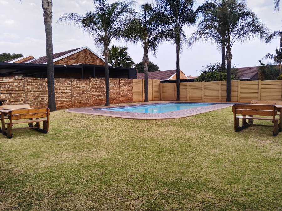 2 Bedroom Property for Sale in Pierre Van Ryneveld Gauteng