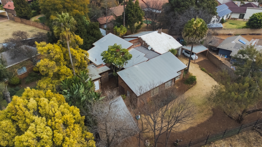 5 Bedroom Property for Sale in Rooihuiskraal Gauteng