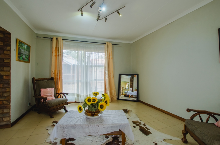 5 Bedroom Property for Sale in Rooihuiskraal Gauteng