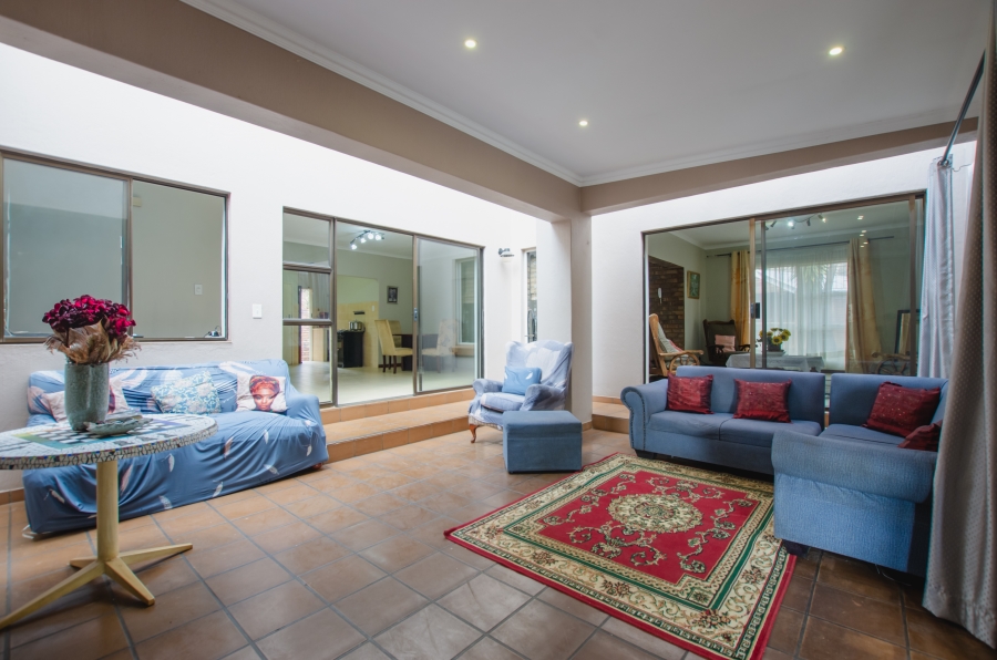 5 Bedroom Property for Sale in Rooihuiskraal Gauteng