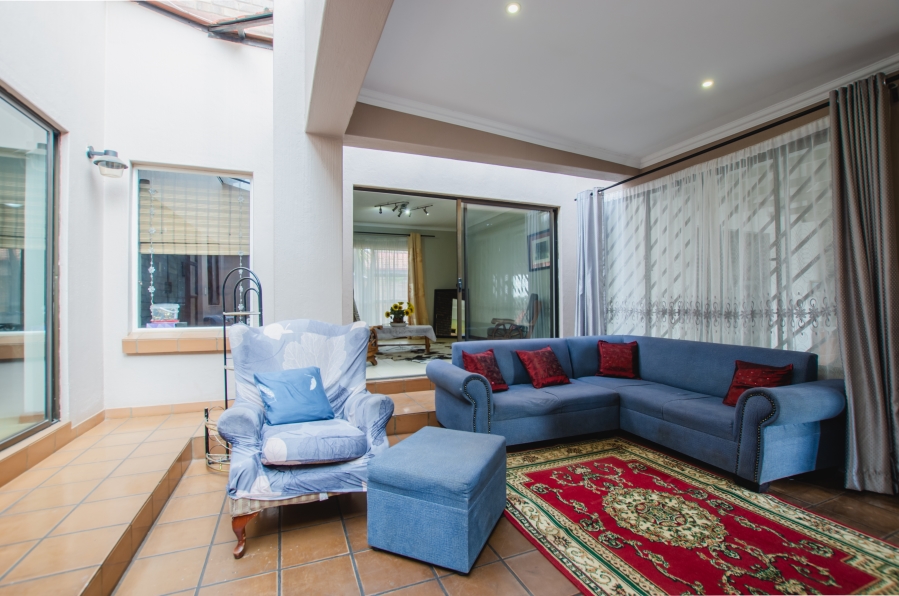 5 Bedroom Property for Sale in Rooihuiskraal Gauteng