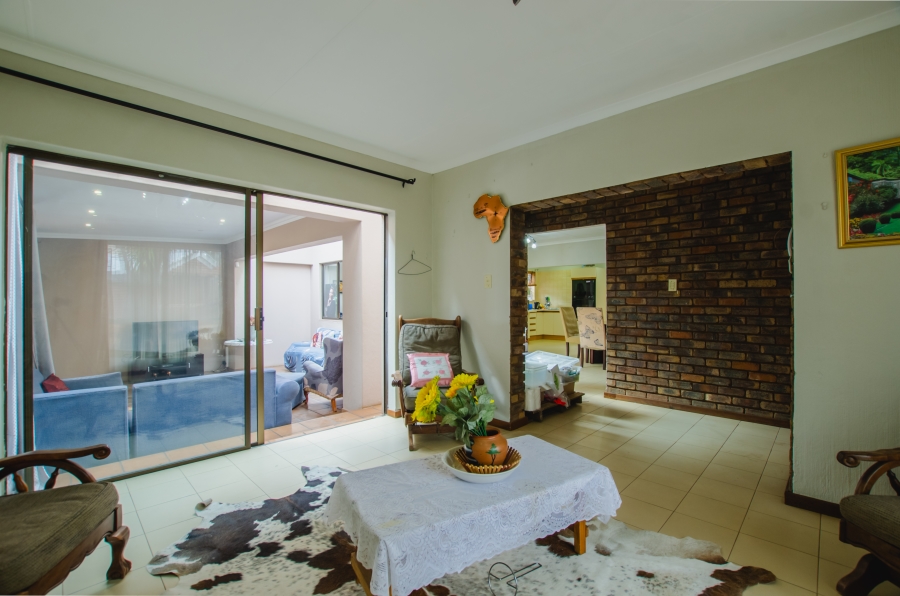 5 Bedroom Property for Sale in Rooihuiskraal Gauteng