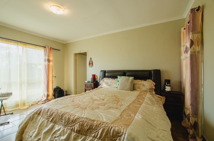 5 Bedroom Property for Sale in Rooihuiskraal Gauteng