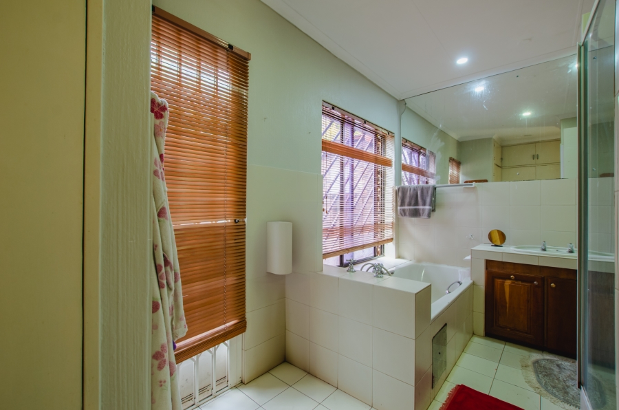 5 Bedroom Property for Sale in Rooihuiskraal Gauteng