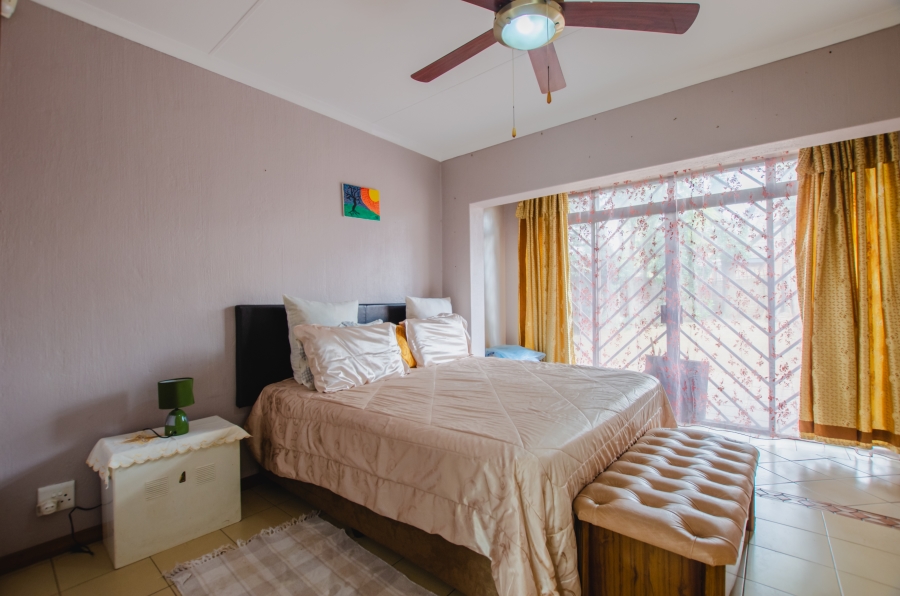 5 Bedroom Property for Sale in Rooihuiskraal Gauteng
