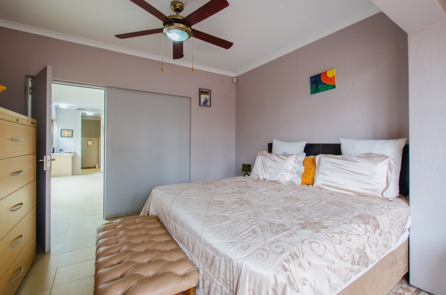 5 Bedroom Property for Sale in Rooihuiskraal Gauteng