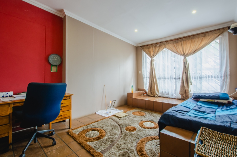 5 Bedroom Property for Sale in Rooihuiskraal Gauteng
