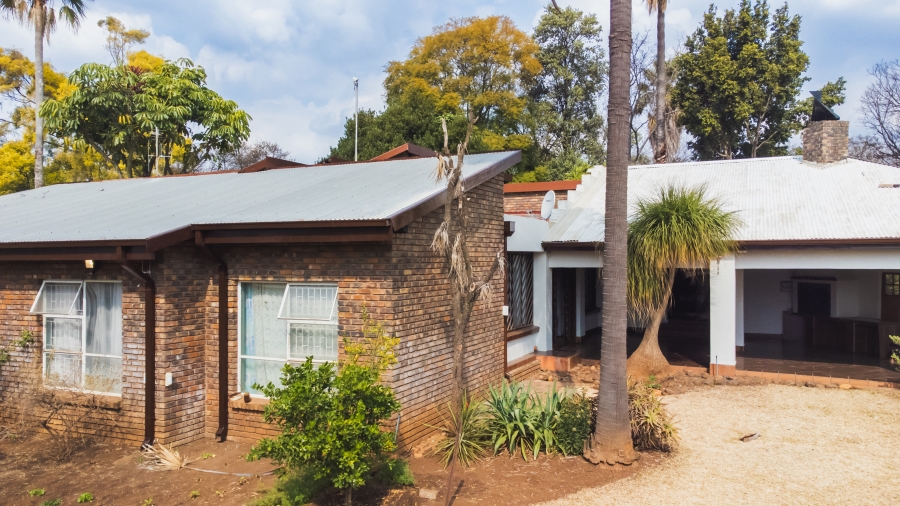 5 Bedroom Property for Sale in Rooihuiskraal Gauteng