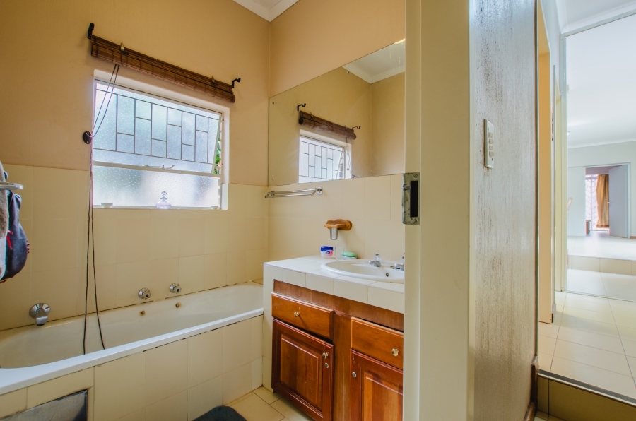 5 Bedroom Property for Sale in Rooihuiskraal Gauteng