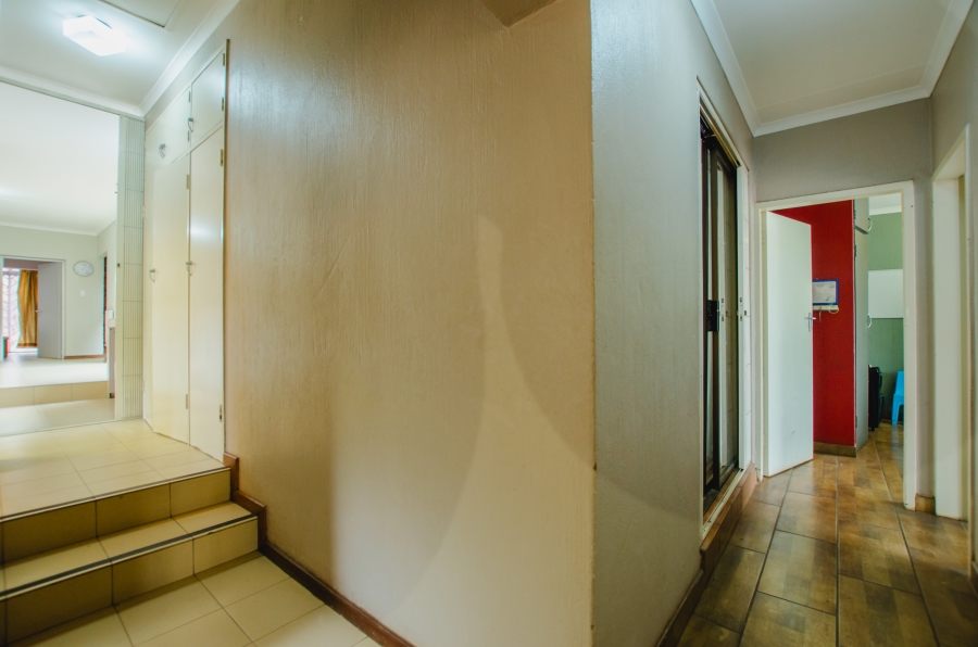 5 Bedroom Property for Sale in Rooihuiskraal Gauteng