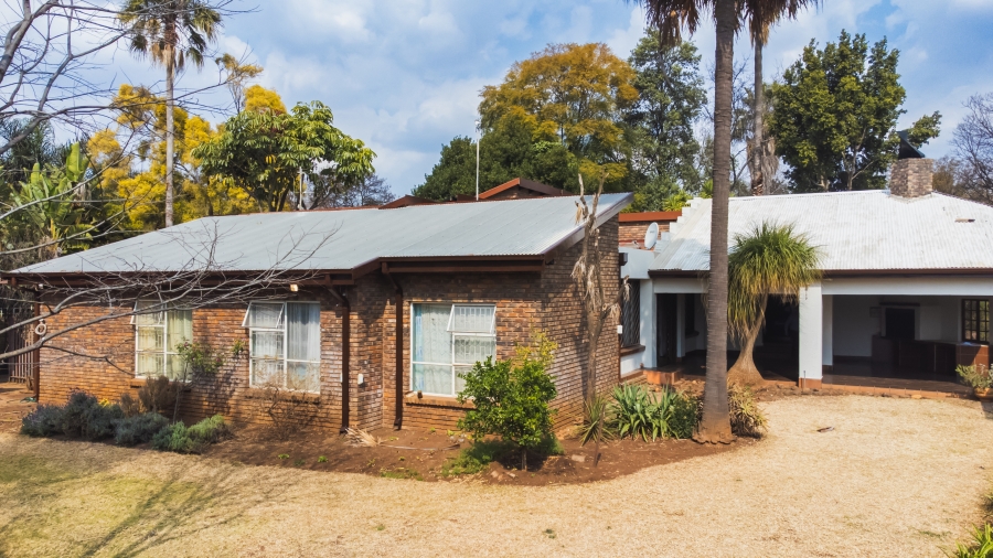 5 Bedroom Property for Sale in Rooihuiskraal Gauteng