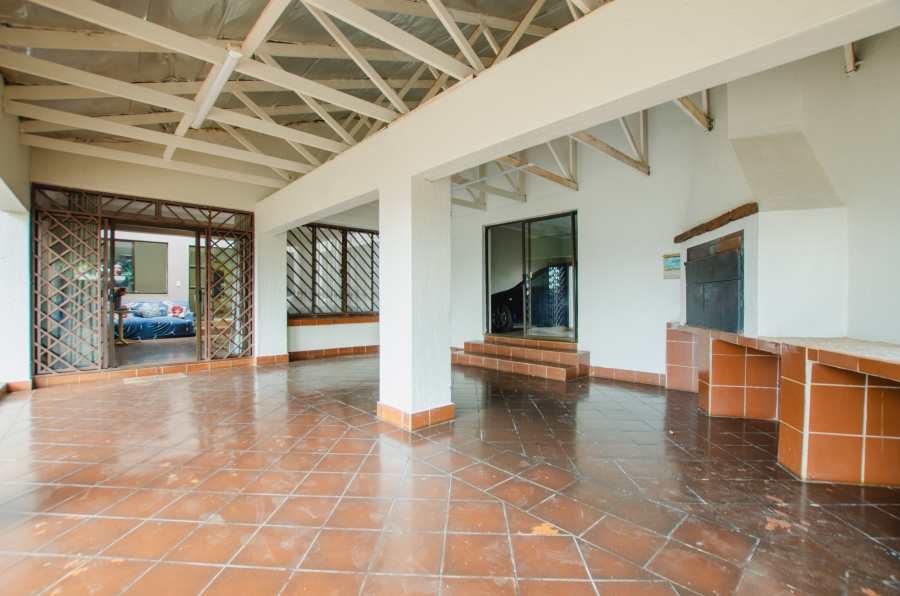 5 Bedroom Property for Sale in Rooihuiskraal Gauteng
