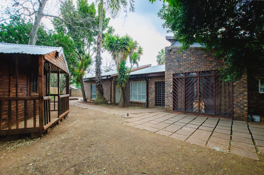 5 Bedroom Property for Sale in Rooihuiskraal Gauteng