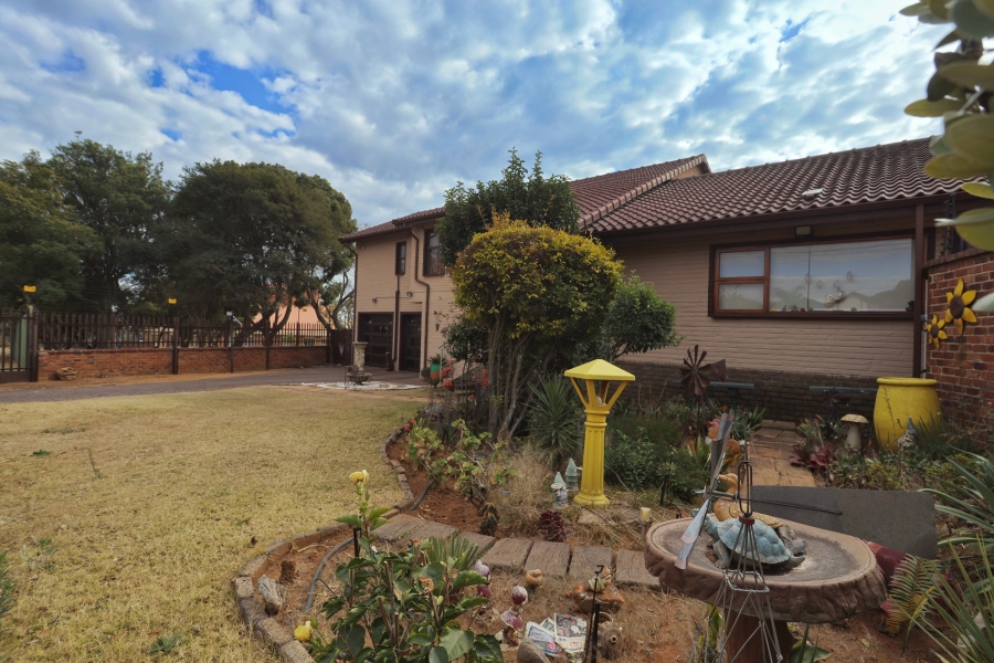 To Let 4 Bedroom Property for Rent in Horison Park Gauteng