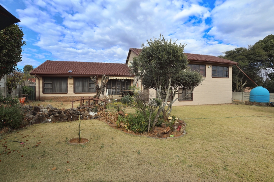 To Let 4 Bedroom Property for Rent in Horison Park Gauteng