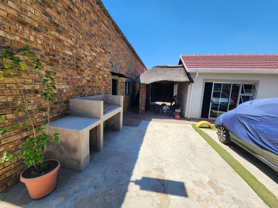 8 Bedroom Property for Sale in Garsfontein Gauteng