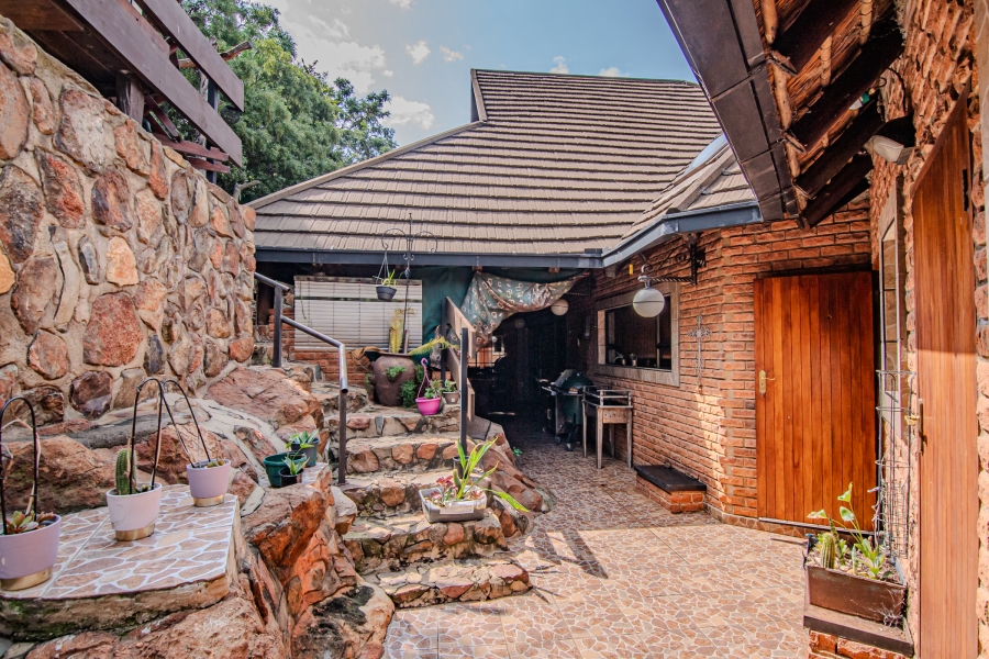 To Let 3 Bedroom Property for Rent in Glenvista Gauteng