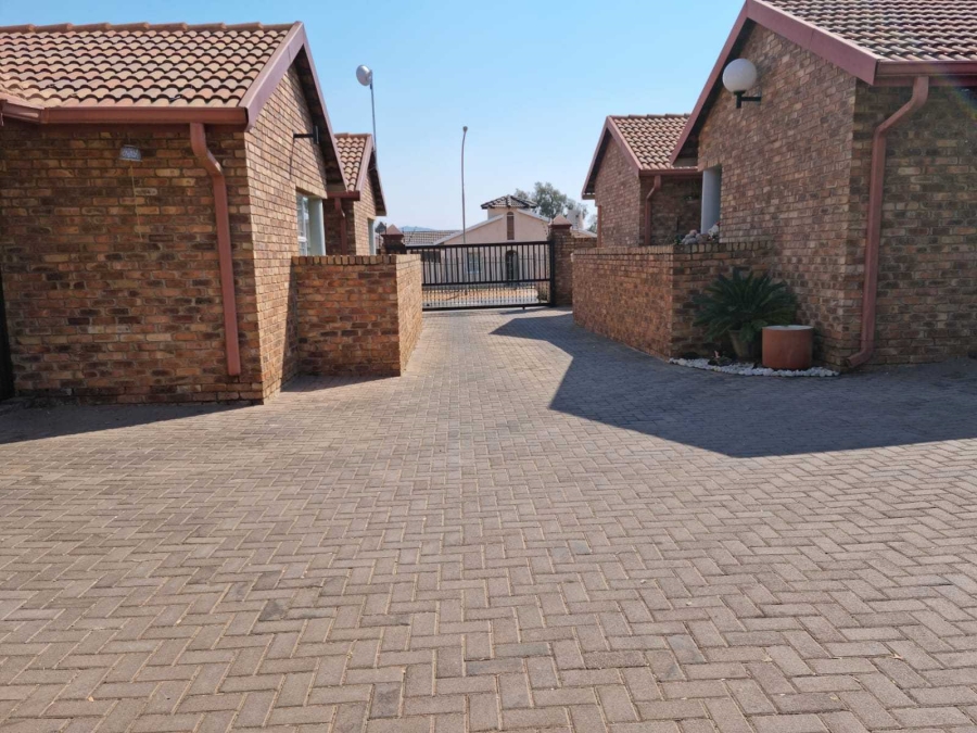 To Let 3 Bedroom Property for Rent in Rensburg Gauteng
