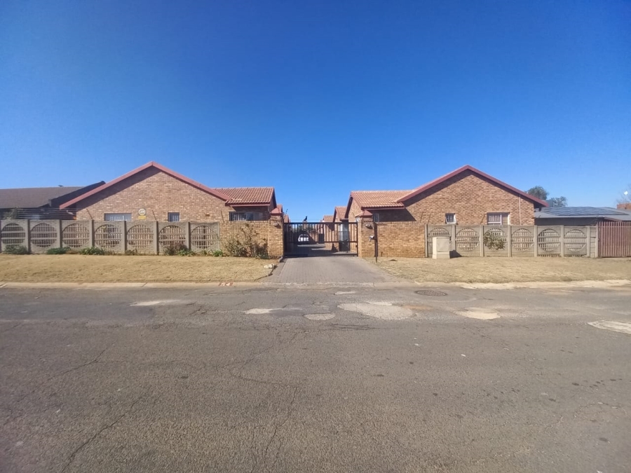 To Let 3 Bedroom Property for Rent in Rensburg Gauteng