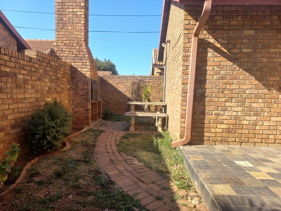 To Let 3 Bedroom Property for Rent in Rensburg Gauteng