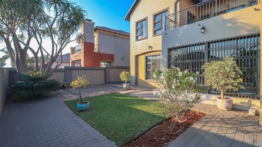 5 Bedroom Property for Sale in Rose Acres Estate Gauteng