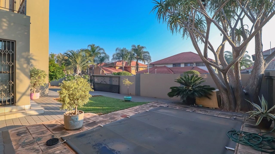 5 Bedroom Property for Sale in Rose Acres Estate Gauteng