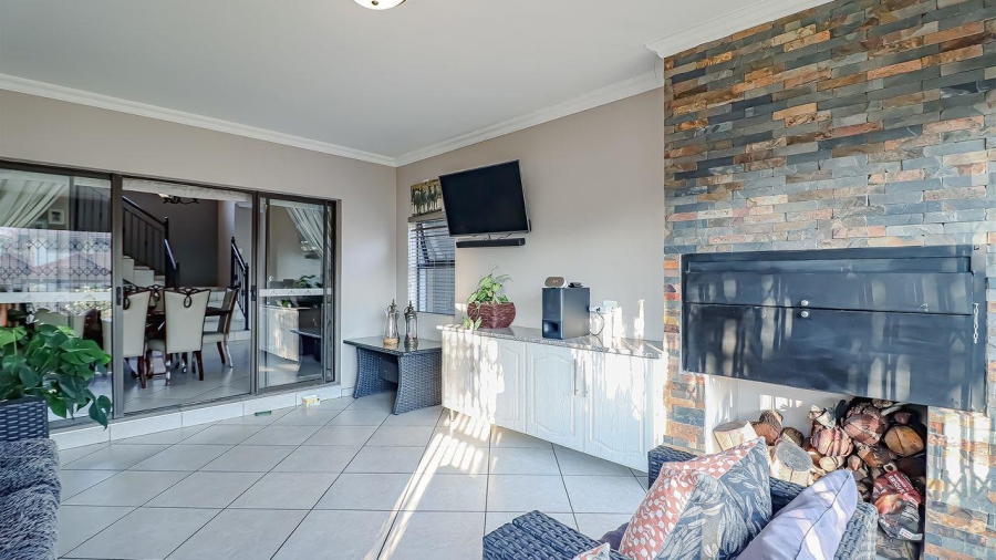 5 Bedroom Property for Sale in Rose Acres Estate Gauteng