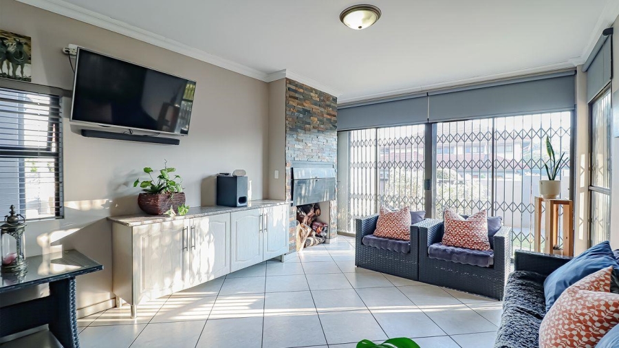5 Bedroom Property for Sale in Rose Acres Estate Gauteng