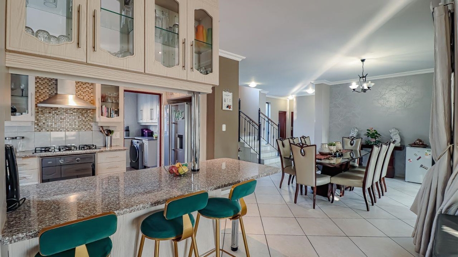 5 Bedroom Property for Sale in Rose Acres Estate Gauteng