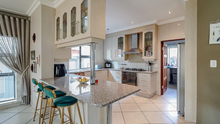 5 Bedroom Property for Sale in Rose Acres Estate Gauteng