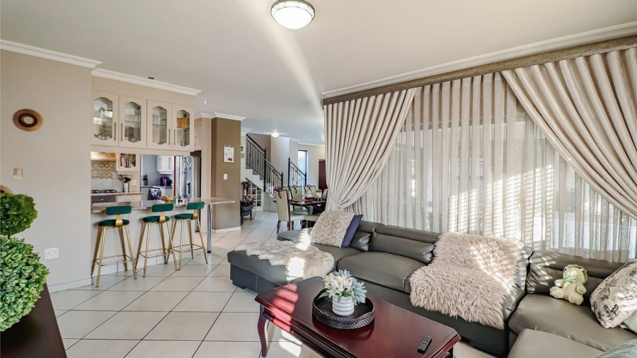 5 Bedroom Property for Sale in Rose Acres Estate Gauteng