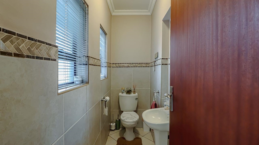5 Bedroom Property for Sale in Rose Acres Estate Gauteng