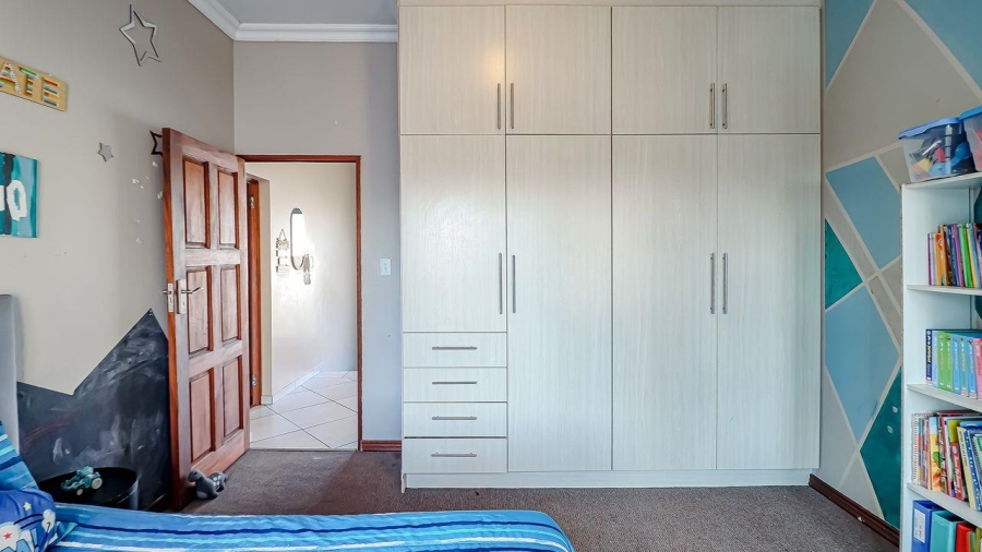 5 Bedroom Property for Sale in Rose Acres Estate Gauteng
