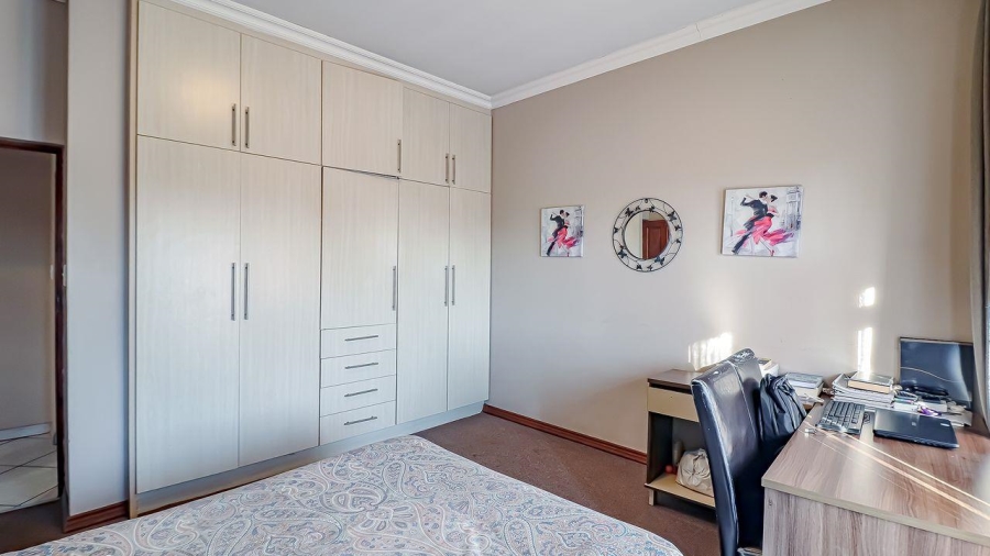 5 Bedroom Property for Sale in Rose Acres Estate Gauteng