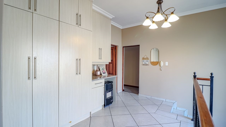 5 Bedroom Property for Sale in Rose Acres Estate Gauteng