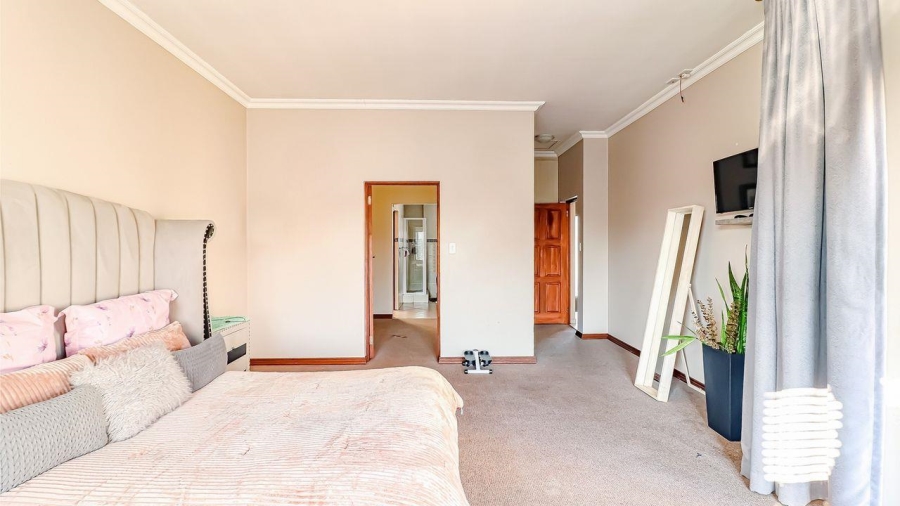 5 Bedroom Property for Sale in Rose Acres Estate Gauteng