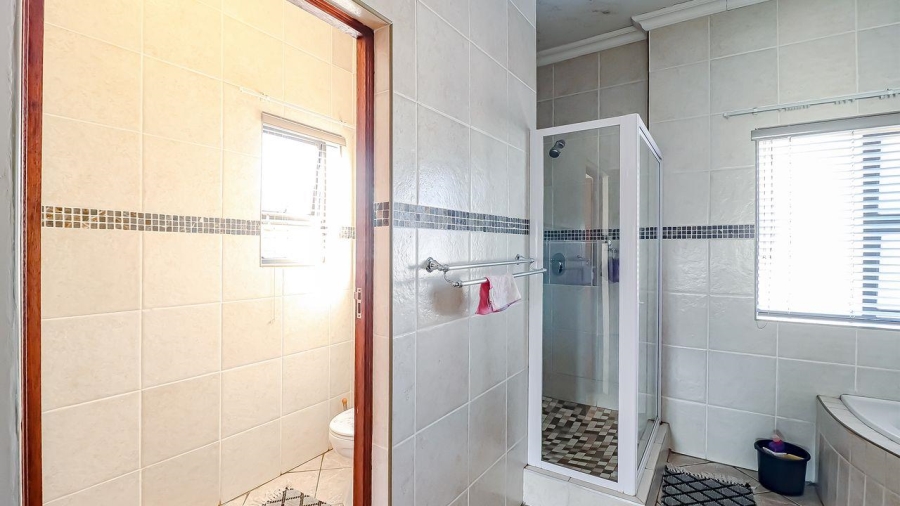 5 Bedroom Property for Sale in Rose Acres Estate Gauteng