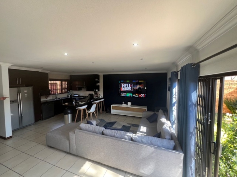 To Let 3 Bedroom Property for Rent in New Redruth Gauteng