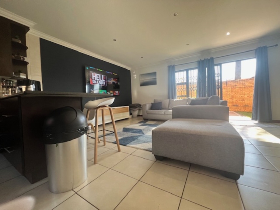 To Let 3 Bedroom Property for Rent in New Redruth Gauteng