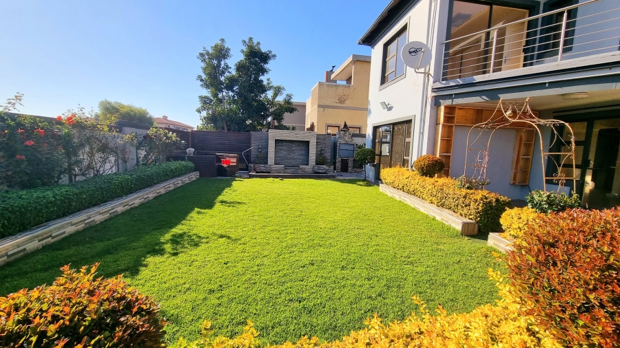5 Bedroom Property for Sale in Crescent Wood Country Estate Gauteng