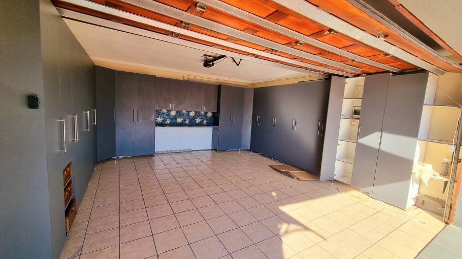 5 Bedroom Property for Sale in Crescent Wood Country Estate Gauteng