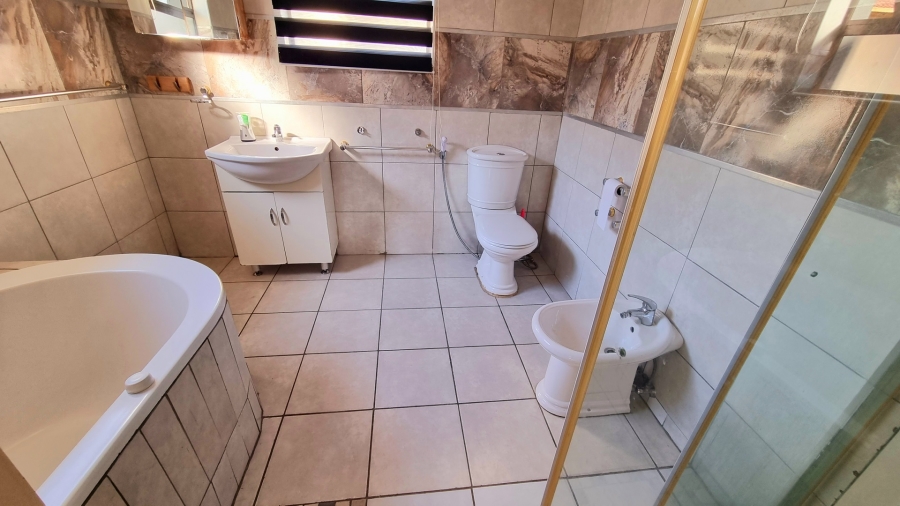 5 Bedroom Property for Sale in Crescent Wood Country Estate Gauteng