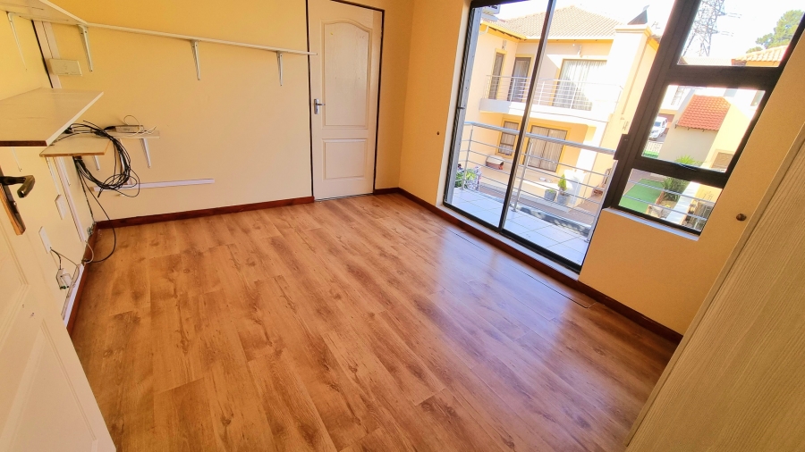 5 Bedroom Property for Sale in Crescent Wood Country Estate Gauteng