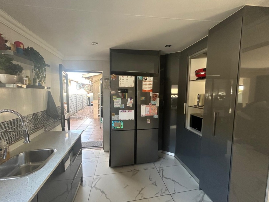 3 Bedroom Property for Sale in Roshnee Gauteng