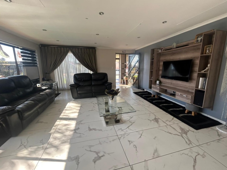 3 Bedroom Property for Sale in Roshnee Gauteng