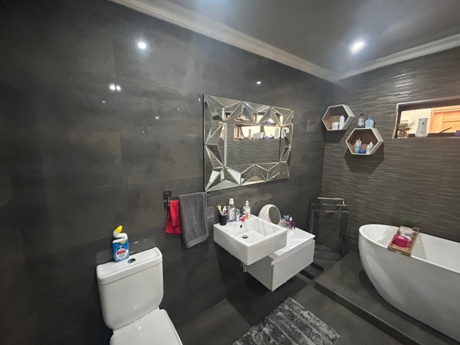 3 Bedroom Property for Sale in Roshnee Gauteng