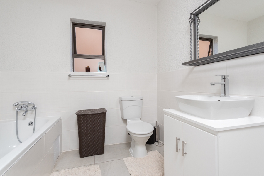 3 Bedroom Property for Sale in Mulbarton Gauteng
