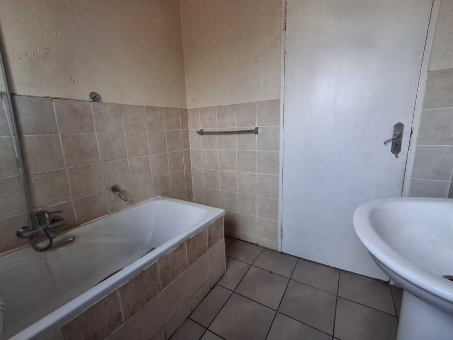2 Bedroom Property for Sale in Greenstone Hill Gauteng