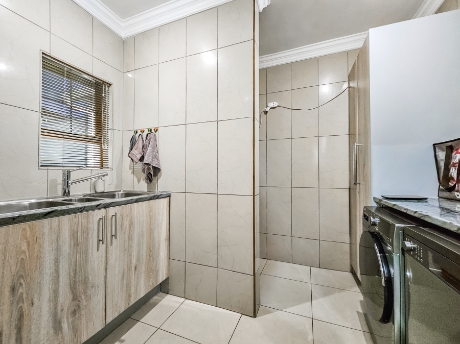 To Let 2 Bedroom Property for Rent in Magalieskruin Gauteng
